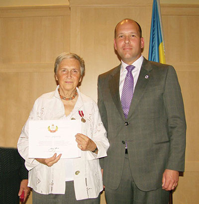 The Weekly’s Toronto correspondent, Oksana Zakydalsky, was honored on with the Queen Elizabeth II Diamond Jubilee Medal, which was bestowed by the Canadian government and presented on September 26 by Ukrainian Canadian Congress President Paul Grod.