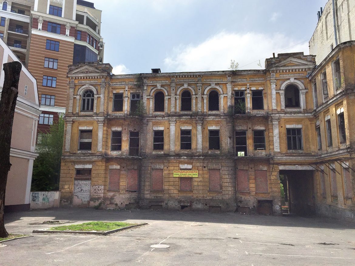 The building in which the young flight pioneer Ihor Sikorsky lived and the courtyard at 15A Yaroslaviv Val where he experimented with aircraft and helicopter models before emigrating to the U.S. in 1919. 