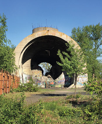 Located in Kyiv’s northern Obolon district is one of two tunnels that Soviet dictator Joseph Stalin started building to link both banks of the Dnipro River underwater in order to transport military personnel and supplies.