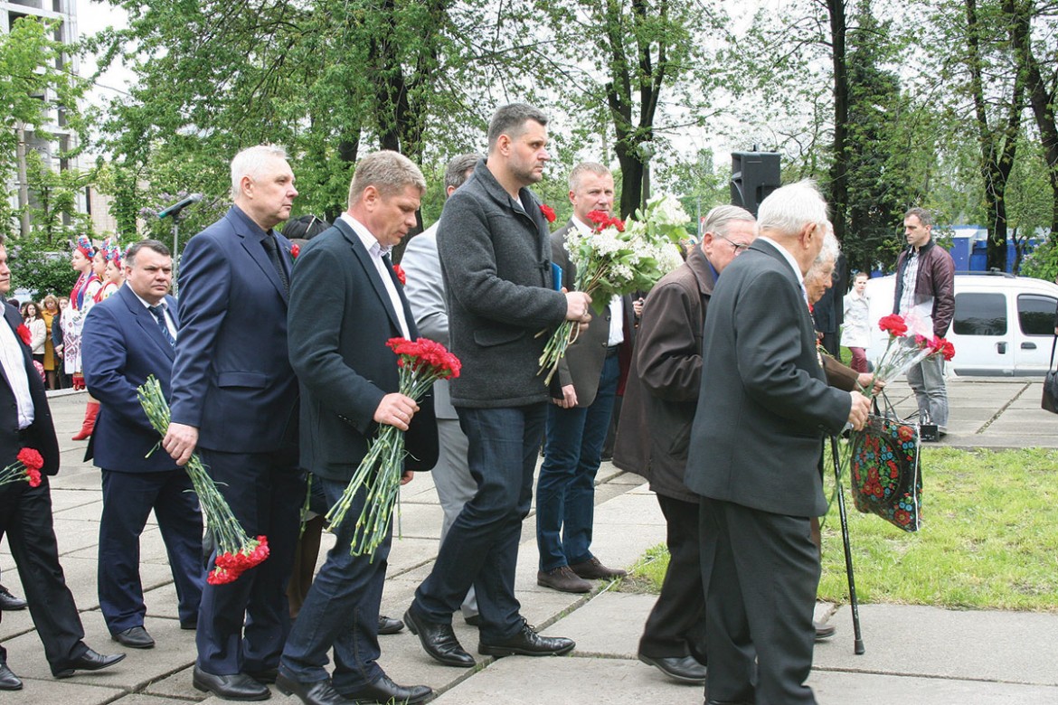 Genadii Sintsov (center), the head of the Darnytsia District Administration in Kyiv, participates in a flower-laying ceremony on May 8, the newly established Day of Remembrance and Reconciliation.