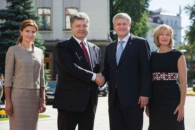 President Petro Poroshenko of Ukraine and Prime Minister Stephen Harper of Canada with their spouses, Dr. Maryna Poroshenko and Laureen Harper.
