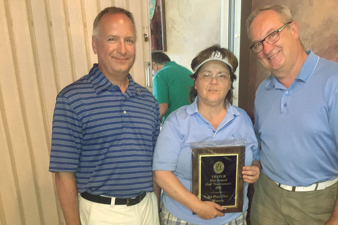 Women’s Low Net Champion Lesia Hanas, flanked by Golf Committee Chair Joe Homick (left) and committee member Alex Woloszczuk.