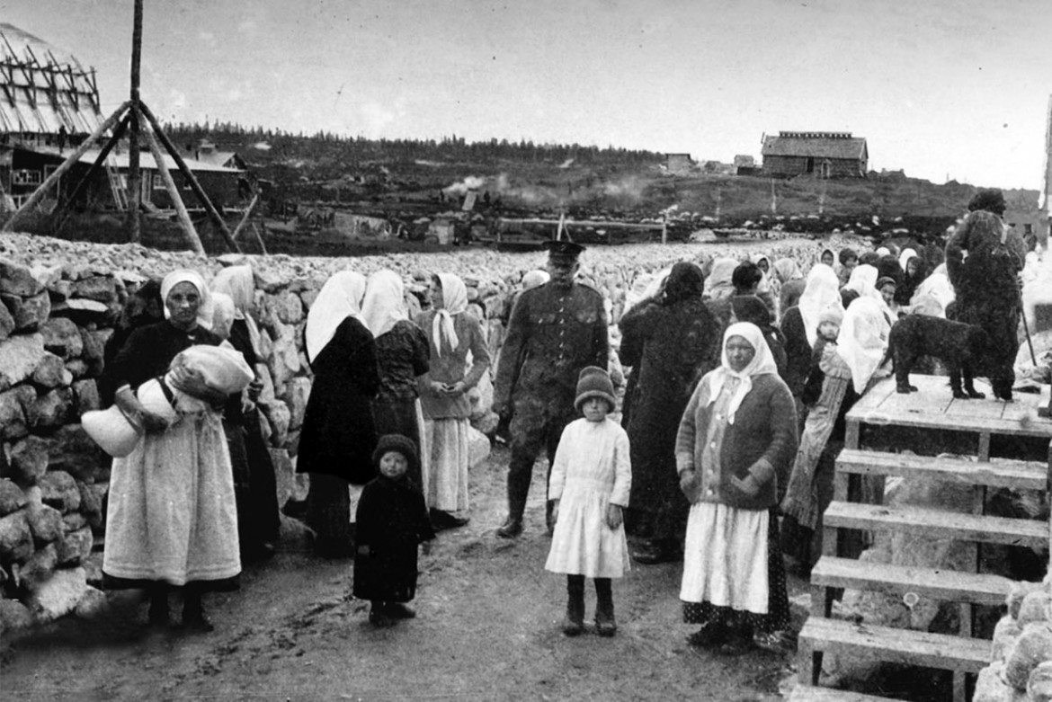 Women and children at the Spirit Lake internment camp.