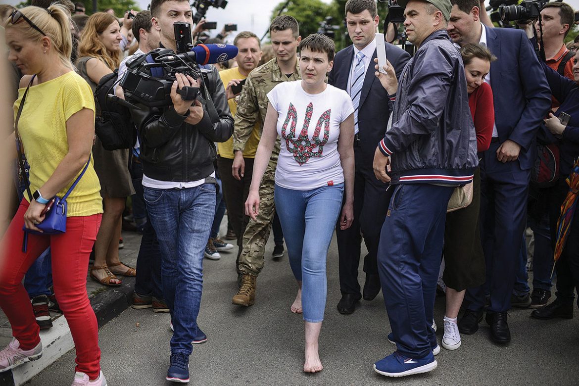Nadiya Savchenko, barefoot, takes her first steps on Ukrainian territory after her release from a Russian prison.