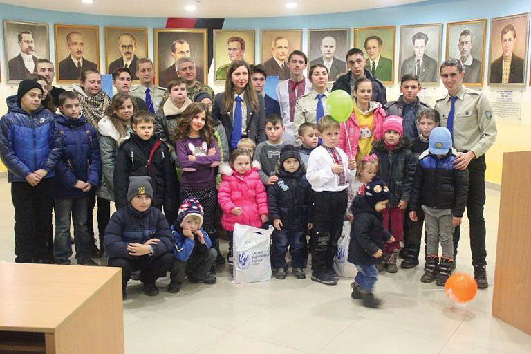 Children in Ivano-Frankivsk receive gifts.