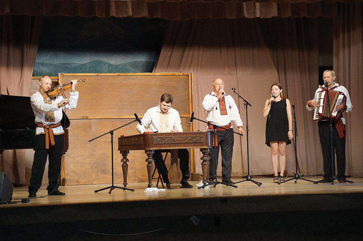 The folk ensemble Hurt Udech sings “Mnohaya Lita “ with Hanna Datsko of Lviv during the Sunday concert.