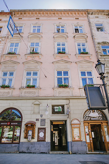 On the Square Guesthouse is located at 13 Ploschcha Rynok above commercial space.