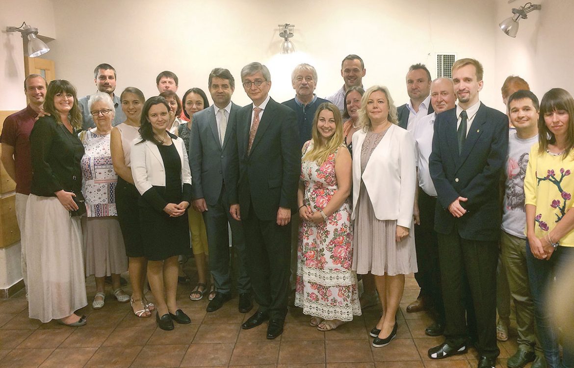 The UWC president with the Ukrainian community in Prague.