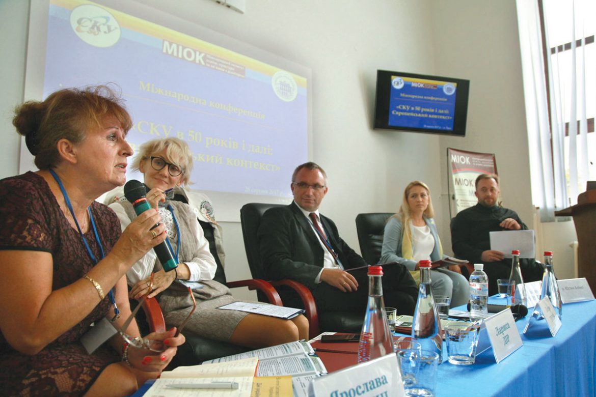 Jaroszlava Hartyanyi, UWC first vice-president and president of the European Congress of Ukrainians, leads the conference session on “Strengthening Ukrainian Communities in Shaping Public Opinion in Countries of Residence.”